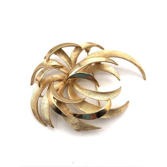 Vintage TRIFARI  Brooch Polished and Textured Floral Spray Goldtone Brooch - Picture 4 of 8